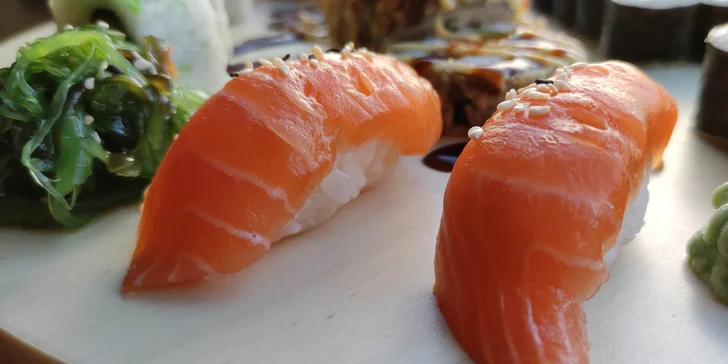 Pestré sushi sety: 42, 52 nebo 72 rolek s lososem, avokádem i tuňákem