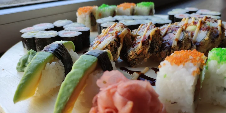 Pestré sushi sety: 42, 52 nebo 72 rolek s lososem, avokádem i tuňákem