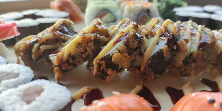 Pestré sushi sety: 42, 52 nebo 74 rolek s lososem, avokádem i tuňákem