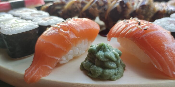 Pestré sushi sety: 42, 52 nebo 74 rolek s lososem, avokádem i tuňákem