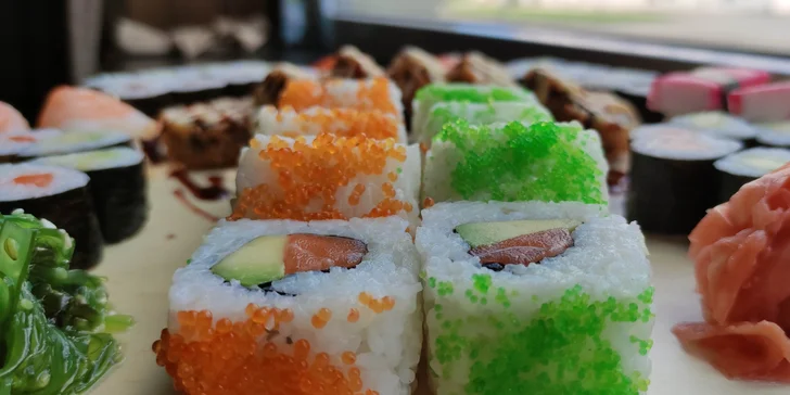 Pestré sushi sety: 42, 52 nebo 74 rolek s lososem, avokádem i tuňákem