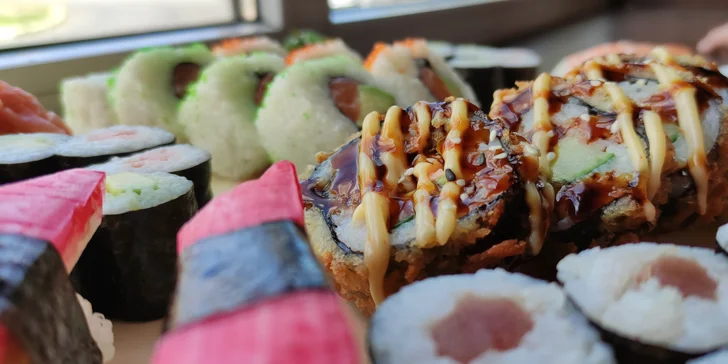 Pestré sushi sety: 42, 52 nebo 74 rolek s lososem, avokádem i tuňákem