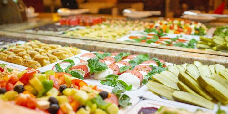 Pobyt v elegantním hotelu blízko kolonády: snídaně či polopenze, wellness i procedury