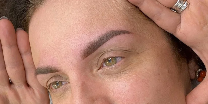 Permanentní make-up: oční linky, obočí pudrovou metodou i výplň rtů