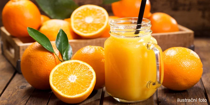 Osvěžení plné vitamínů: 330–500 ml pomerančového fresh džusu až pro 3 osoby