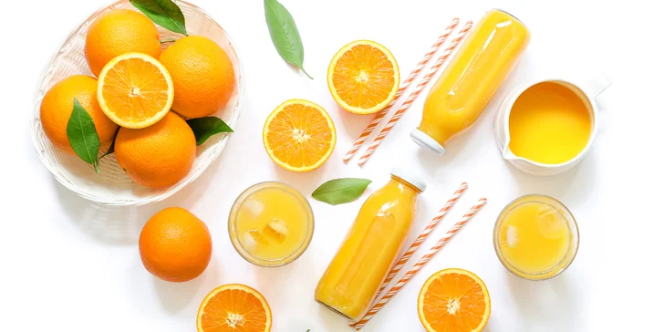 Osvěžení plné vitamínů: 330–500 ml pomerančového fresh džusu až pro 3 osoby