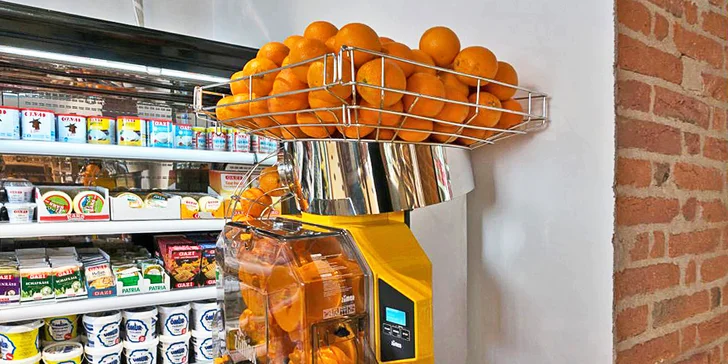 Osvěžení plné vitamínů: 330–500 ml pomerančového fresh džusu až pro 3 osoby
