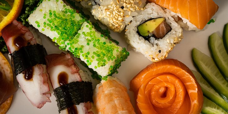 Sushi sety v Umami v centru Brna: 30 až 70 ks s rybami i chobotnicí a salát wakame