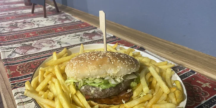 Burger dle výběru třeba i s hranolky v centru Hradce Králové: hovězí, cheddar, nakládaná okurka či chilli