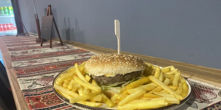 Burger dle výběru třeba i s hranolky v centru Hradce Králové: hovězí, cheddar, nakládaná okurka či chilli