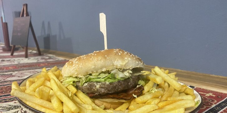 Burger dle výběru třeba i s hranolky v centru Hradce Králové: hovězí, cheddar, nakládaná okurka či chilli