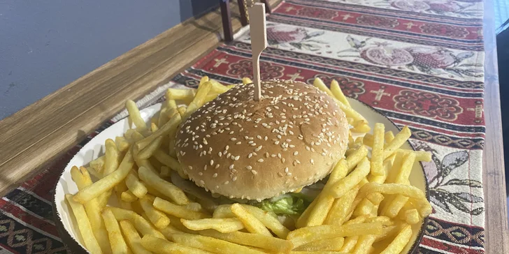Burger dle výběru třeba i s hranolky v centru Hradce Králové: hovězí, cheddar, nakládaná okurka či chilli