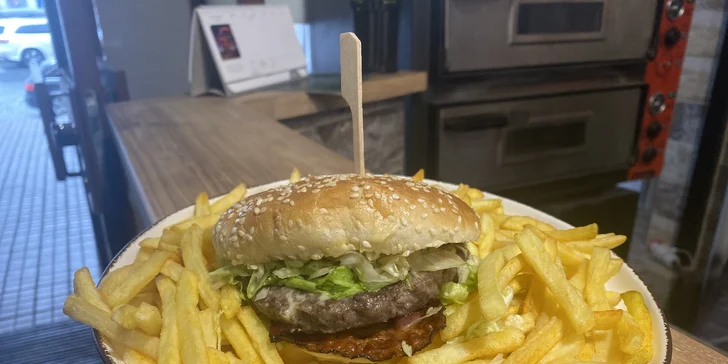 Burger dle výběru třeba i s hranolky v centru Hradce Králové: hovězí, cheddar, nakládaná okurka či chilli