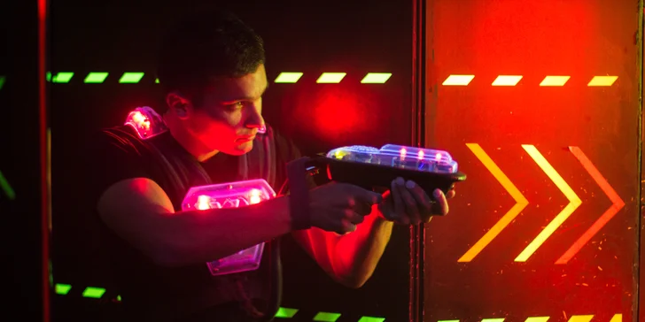 Pusťte se do akce: permanentka na 6 her laser game pro jednu osobu