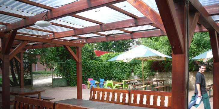 6 miniburgerů dle výběru pro dva a hranolky: fešáci s krkovicí, kuřetem i slaninou a uherskou klobásou
