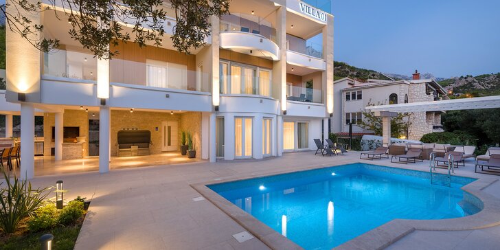 Dovolená u Makarské: luxusní apartmány až pro 8 osob, venkovní bazén s lehátky, vybavení na grilování