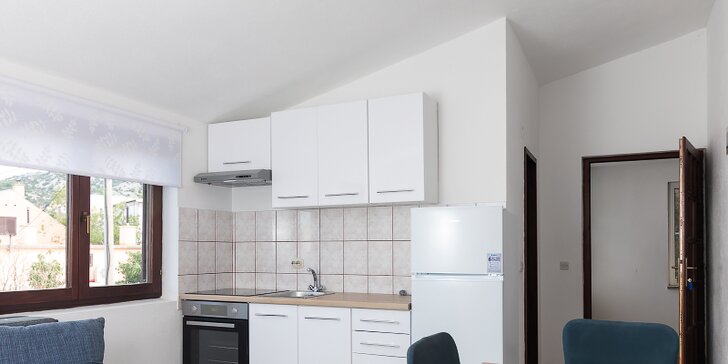 Pohoda v Chorvatsku přímo u pláže: moderní apartmán s kuchyňkou