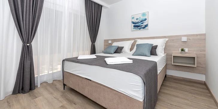 Dovolená na Makarské: moderní vybavené apartmány až pro 6 osob, terasa s posezením, na pláž 50 metrů
