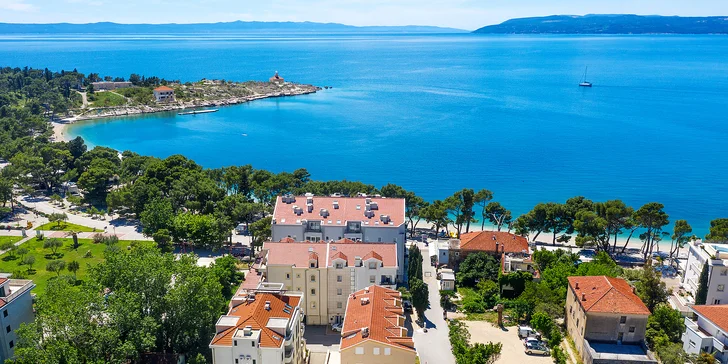 Dovolená na Makarské: moderní vybavené apartmány až pro 6 osob, terasa s posezením, na pláž 50 metrů
