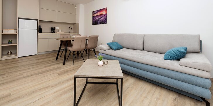 Dovolená na Makarské: moderní vybavené apartmány až pro 6 osob, terasa s posezením, na pláž 50 metrů