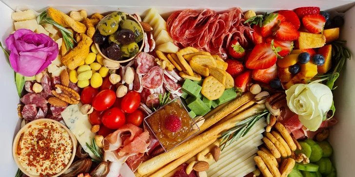 Antipasto boxy: sýry, uzeniny, hummus, krekry, ořechy, zelenina i francouzská bageta