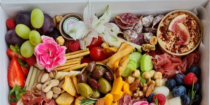 Antipasto boxy: sýry, uzeniny, hummus, krekry, ořechy, zelenina i francouzská bageta