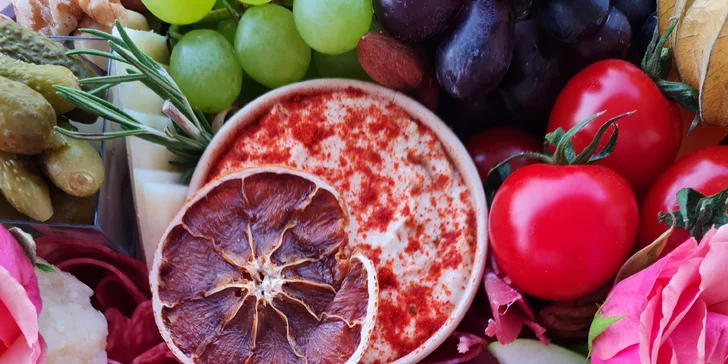 Antipasto boxy: sýry, uzeniny, hummus, krekry, ořechy, zelenina i francouzská bageta