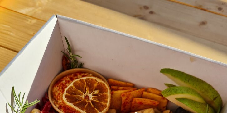 Antipasto boxy: sýry, uzeniny, hummus, krekry, ořechy, zelenina i francouzská bageta
