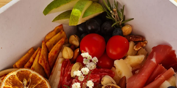 Antipasto boxy: sýry, uzeniny, hummus, krekry, ořechy, zelenina i francouzská bageta