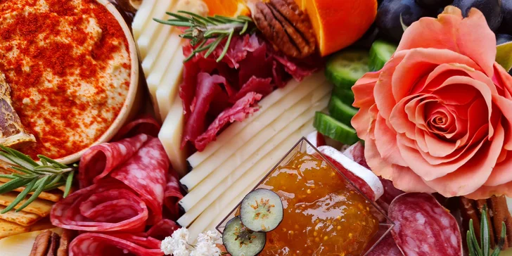 Antipasto boxy: sýry, uzeniny, hummus, krekry, ořechy, zelenina i francouzská bageta