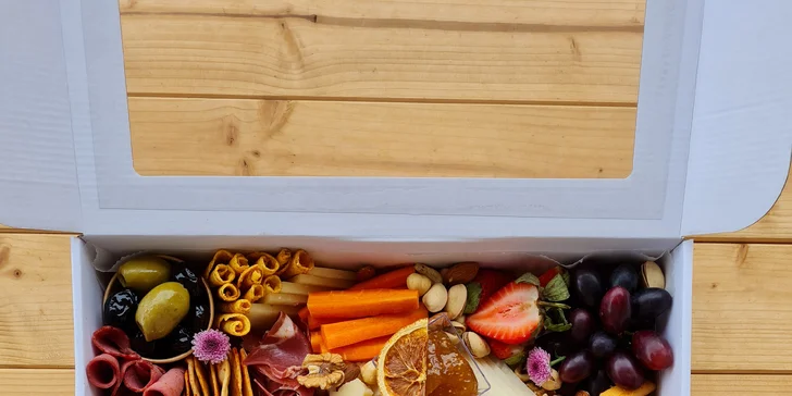 Antipasto boxy: sýry, uzeniny, hummus, krekry, ořechy, zelenina i francouzská bageta