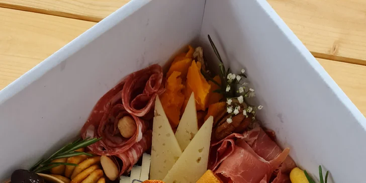 Antipasto boxy: sýry, uzeniny, hummus, krekry, ořechy, zelenina i francouzská bageta