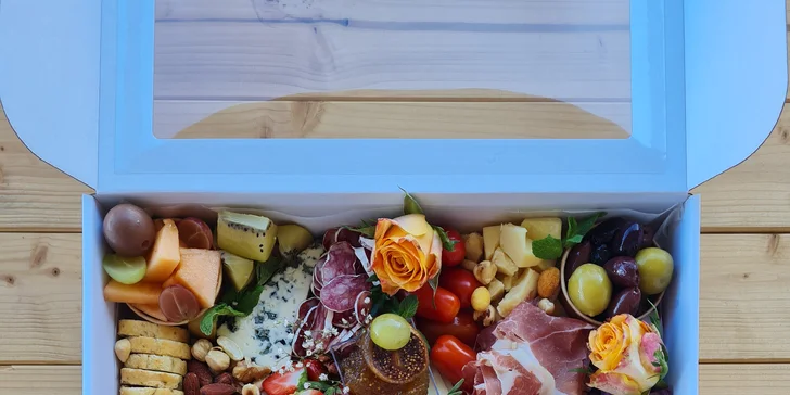 Antipasto boxy: sýry, uzeniny, hummus, krekry, ořechy, zelenina i francouzská bageta