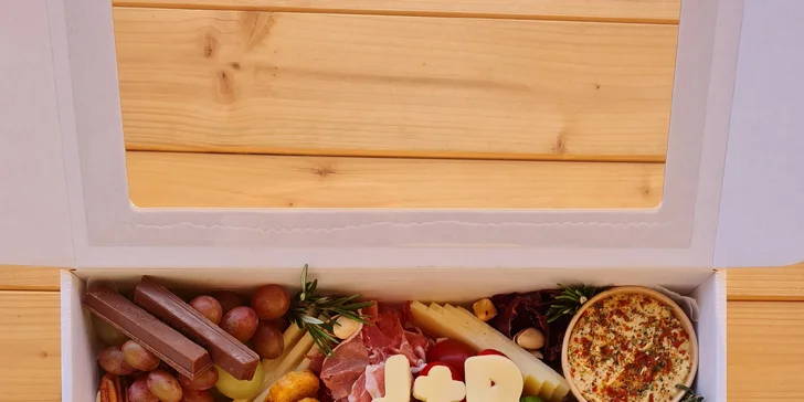 Antipasto boxy: sýry, uzeniny, hummus, krekry, ořechy, zelenina i francouzská bageta
