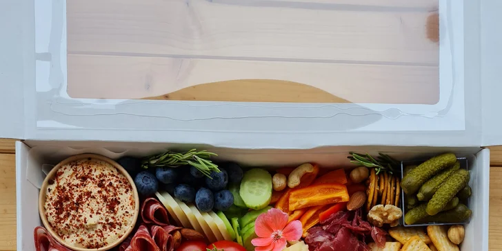 Antipasto boxy: sýry, uzeniny, hummus, krekry, ořechy, zelenina i francouzská bageta
