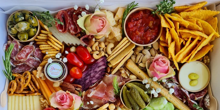 Antipasto boxy: sýry, uzeniny, hummus, krekry, ořechy, zelenina i francouzská bageta