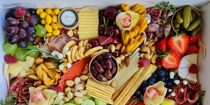 Antipasto boxy: sýry, uzeniny, hummus, krekry, ořechy, zelenina i francouzská bageta