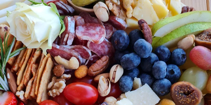 Antipasto boxy: sýry, uzeniny, hummus, krekry, ořechy, zelenina i francouzská bageta