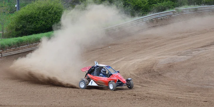 Jízda ve speciálně upravené závodní buggy: 3–10 kol na uzavřené trati