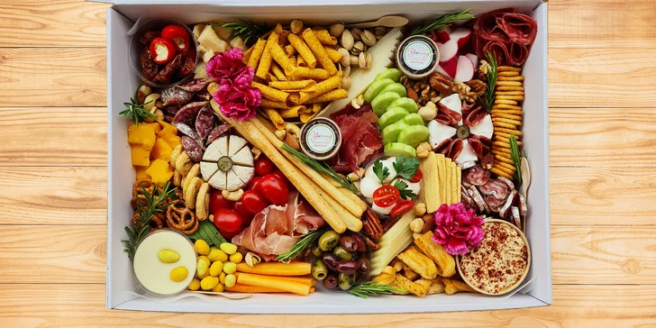 Antipasto boxy: sýry, uzeniny, hummus, krekry, ořechy, zelenina i francouzská bageta