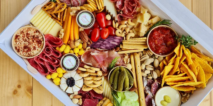Antipasto boxy: sýry, uzeniny, hummus, krekry, ořechy, zelenina i francouzská bageta