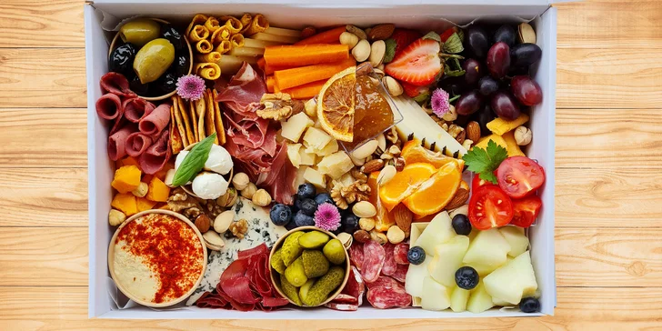 Antipasto boxy: sýry, uzeniny, hummus, krekry, ořechy, zelenina i francouzská bageta