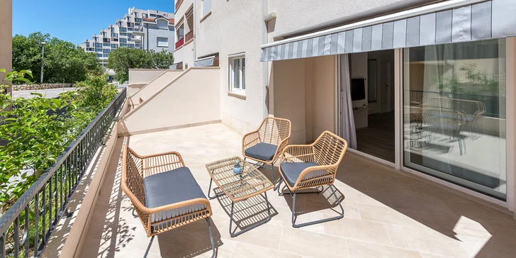 Dovolená na Makarské: moderní vybavené apartmány až pro 6 osob, terasa s posezením, na pláž 50 metrů