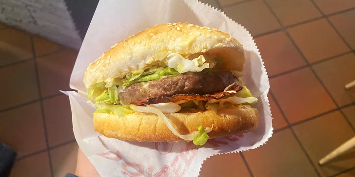 Burger dle výběru třeba i s hranolky v centru Hradce Králové: hovězí, cheddar, nakládaná okurka či chilli