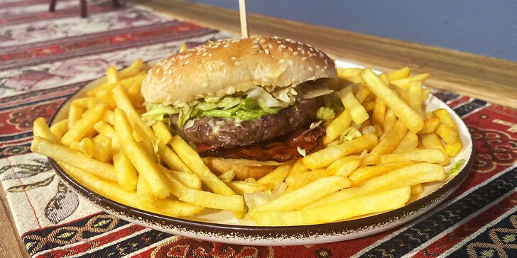Burger dle výběru třeba i s hranolky v centru Hradce Králové: hovězí, cheddar, nakládaná okurka či chilli