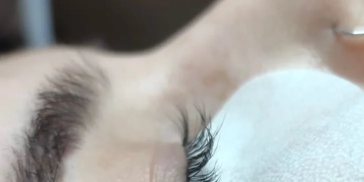 Pro neodolatelný pohled: lash lifting, barvení řas i speciální výživa