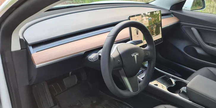 Bourák budoucnosti: 20–60min. jízda v Tesle Model 3 jako řidič nebo spolujezdec