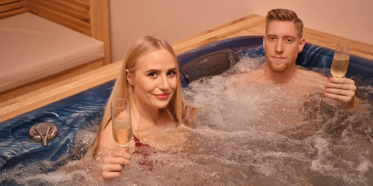 Luxusní relax pro dva: privátní wellness s vířivkou a saunou, sekt i masáž