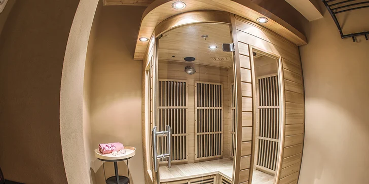 Parádní relax pro 2–4: privátní wellness s vířivkou a saunou, sekt i masáž
