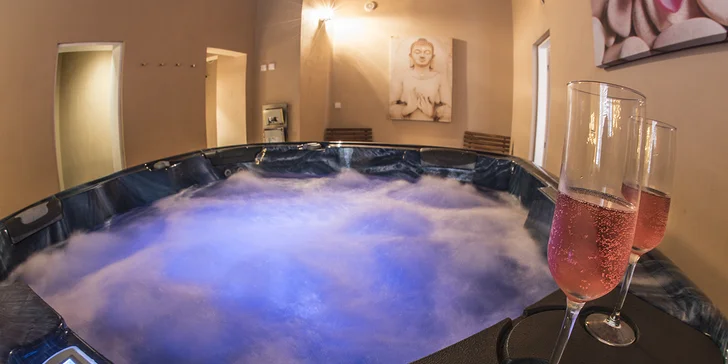 Parádní relax pro 2–4: privátní wellness s vířivkou a saunou, sekt i masáž